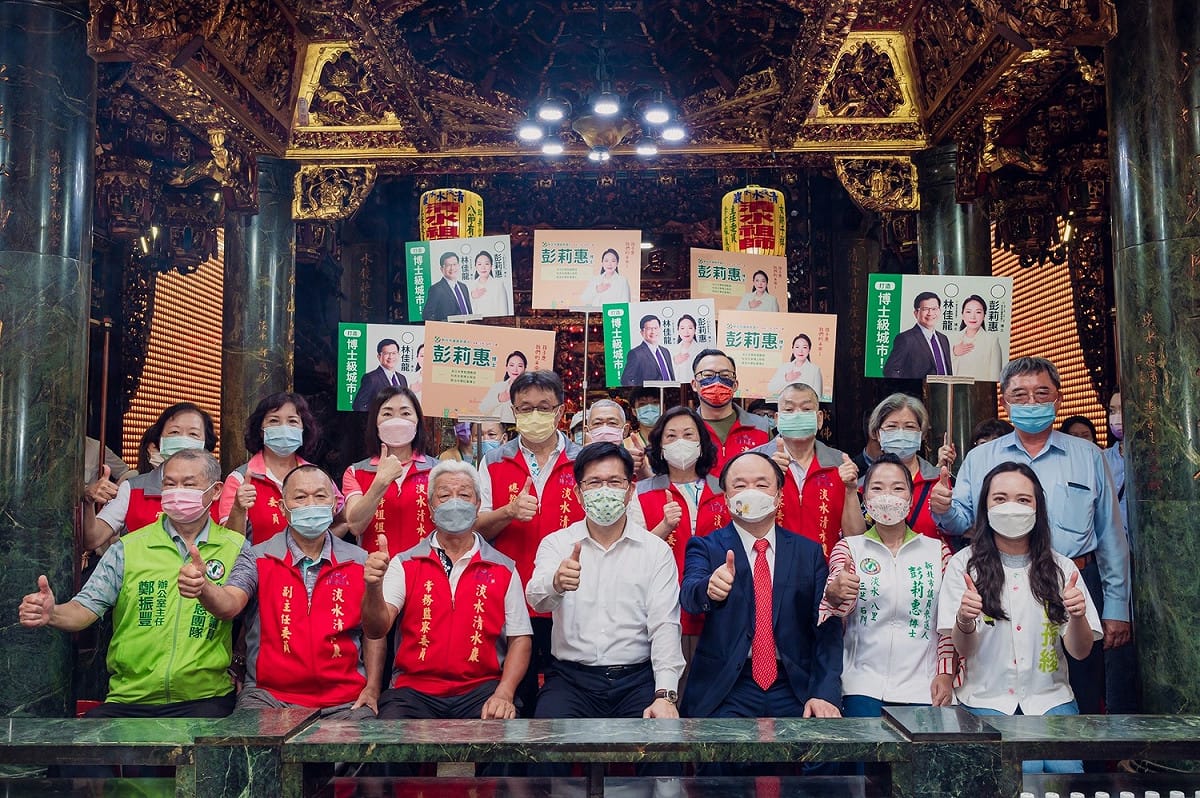 民進黨新北市長參選人林佳龍今(2)日上午在總統府國策顧問呂子昌、前立委呂孫綾、李顯榮、市議員參選人彭莉惠陪同下前往淡水清水巖參拜。 圖：林佳龍競選辦公室提供