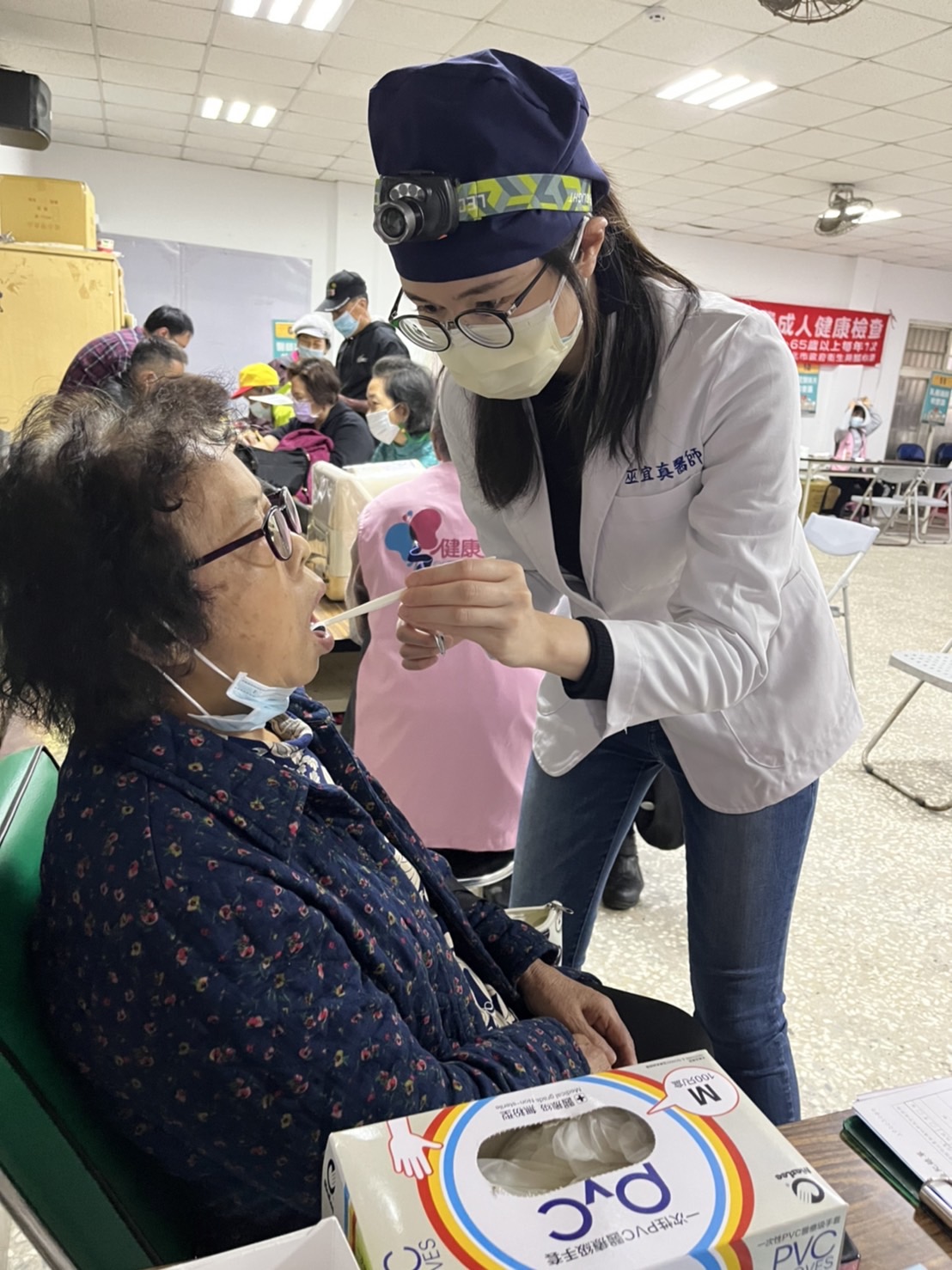 陳潤秋表示，為了留住長輩的自然牙，新北市免費塗氟護齒，提供長者口腔檢查及塗氟服務，截至2022年已經有251家牙醫院所加入保真牙的行列，約有7萬7千位長者接受塗氟服務。 圖：新北市衛生局提供
