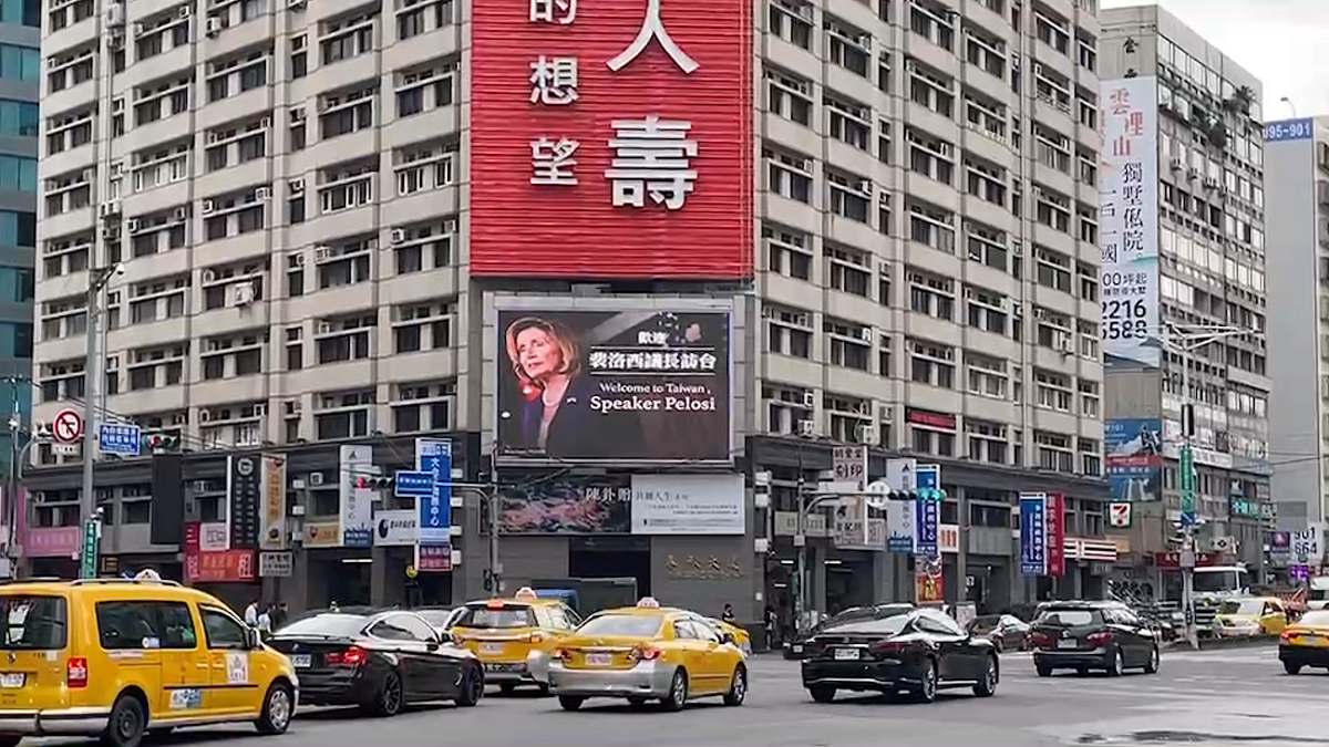 台北市議員王閔生在忠孝東路及基隆路交叉口買LED廣告熱烈歡迎美國眾議院議長裴洛西訪台。 圖：王閔生辦公室 / 提供