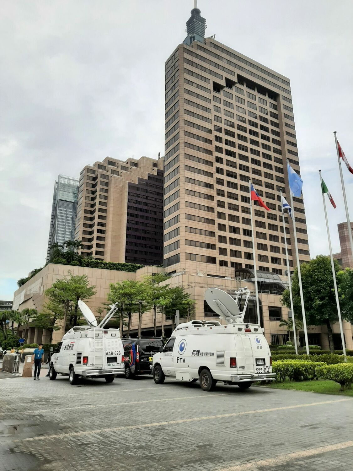 美聯邦眾院議長裴洛西今（2）日抵台，將下榻台北君悅酒店，各家媒體在外嚴陣以待。 圖：林朝億 / 攝