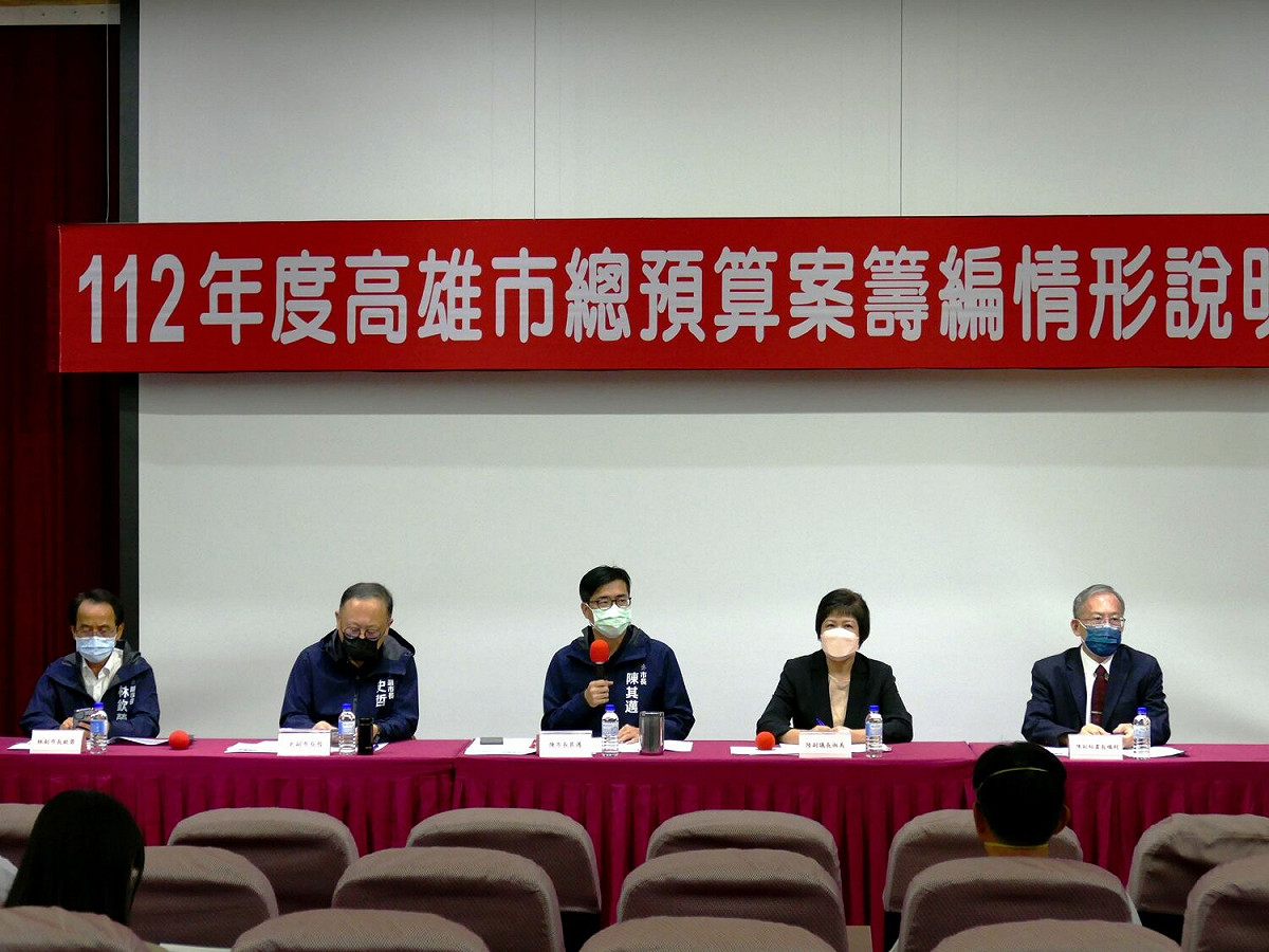 陳其邁(中)率團隊出席總預算編製情形說明會。 圖：高雄市議會提供