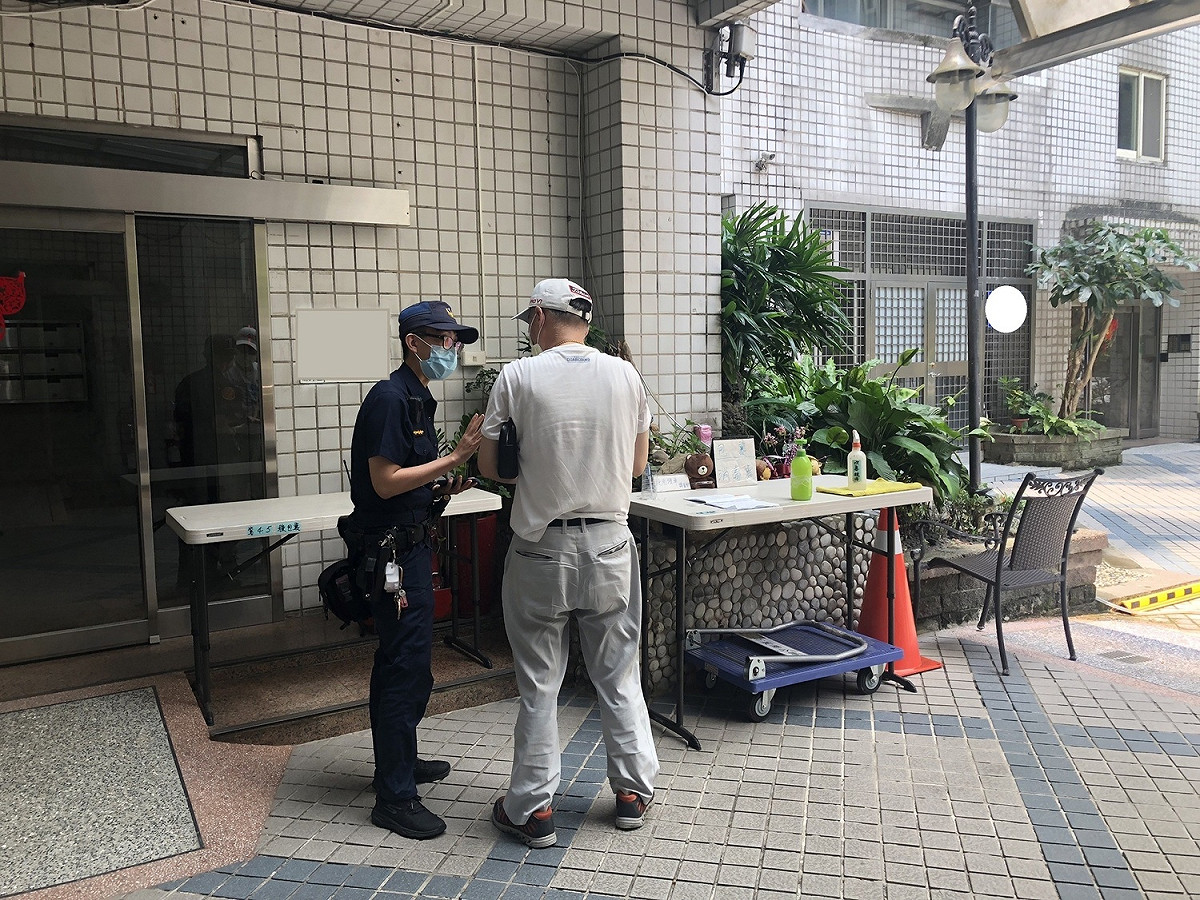 動保處與警方協同前往現場。 圖：新北市動保處提供