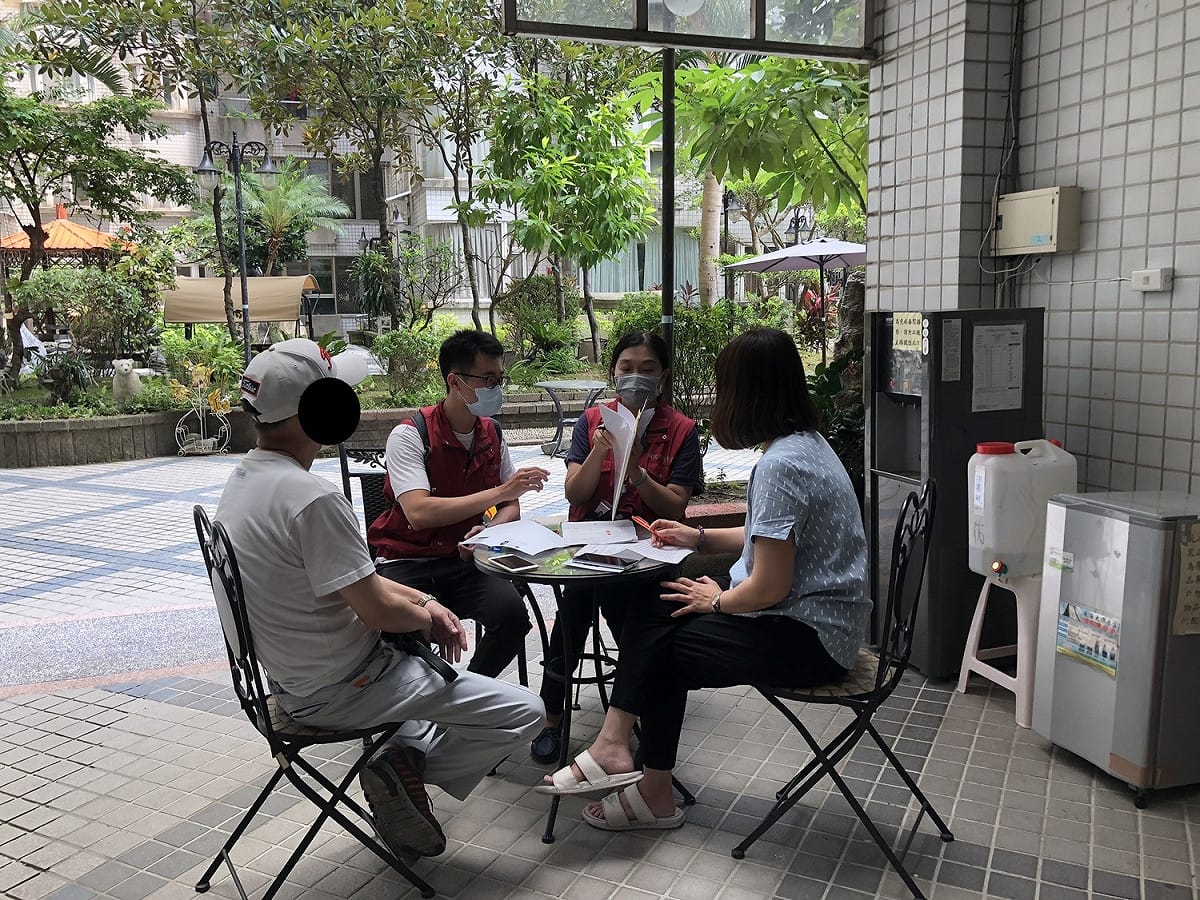動保處現場約談吳姓販售人。 圖：新北市動保處提供