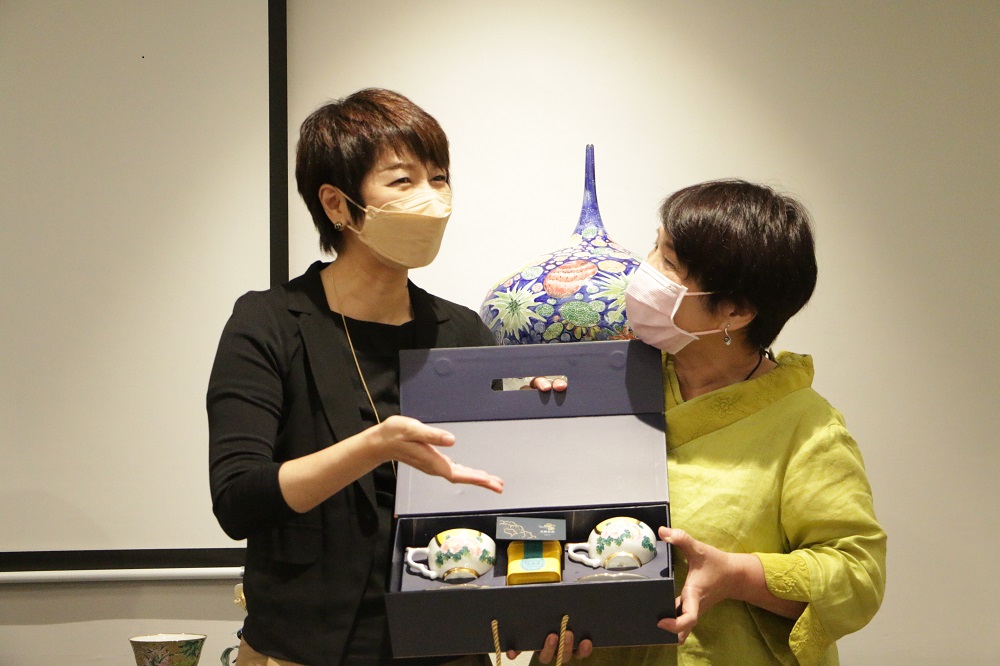 張美雲回贈「花好月圓茶杯組」禮品合影畫面。 圖：新北市文化局提供