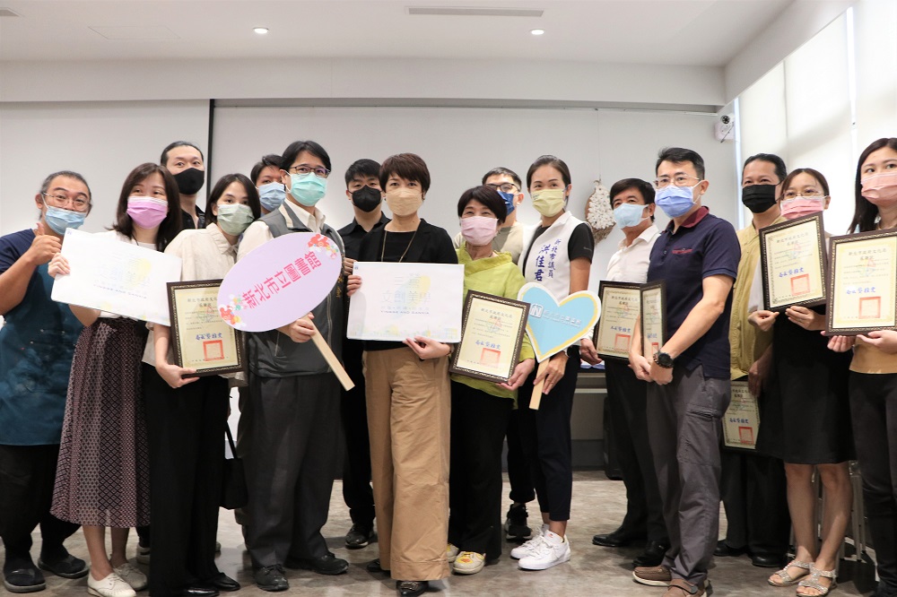 儀式現場龔雅雯與現場來賓大合影。 圖：新北市文化局提供