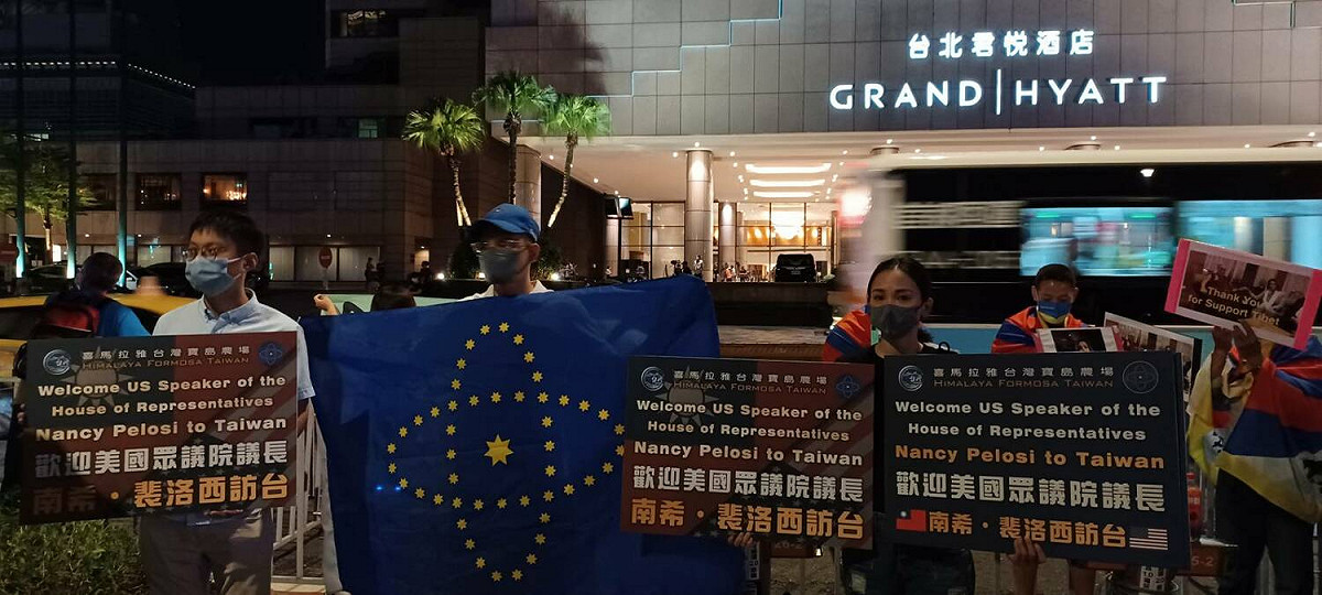統、獨團體2日晚間陸續到君悅飯店對面公園集會，分別表達歡迎或抗議之意。 圖：林冠妙／攝