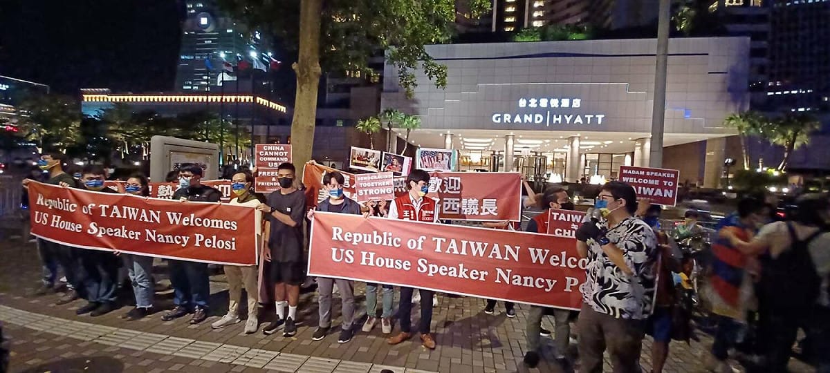 統、獨團體2日晚間陸續到君悅飯店對面公園集會，分別表達歡迎或抗議之意。 圖：林冠妙／攝