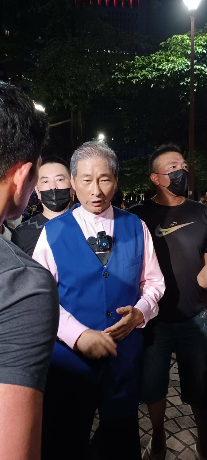 統促黨總裁「白狼」張安樂2日晚間前往裴洛西擬下塌的君悅酒店表達抗議。 圖：林冠妙／攝