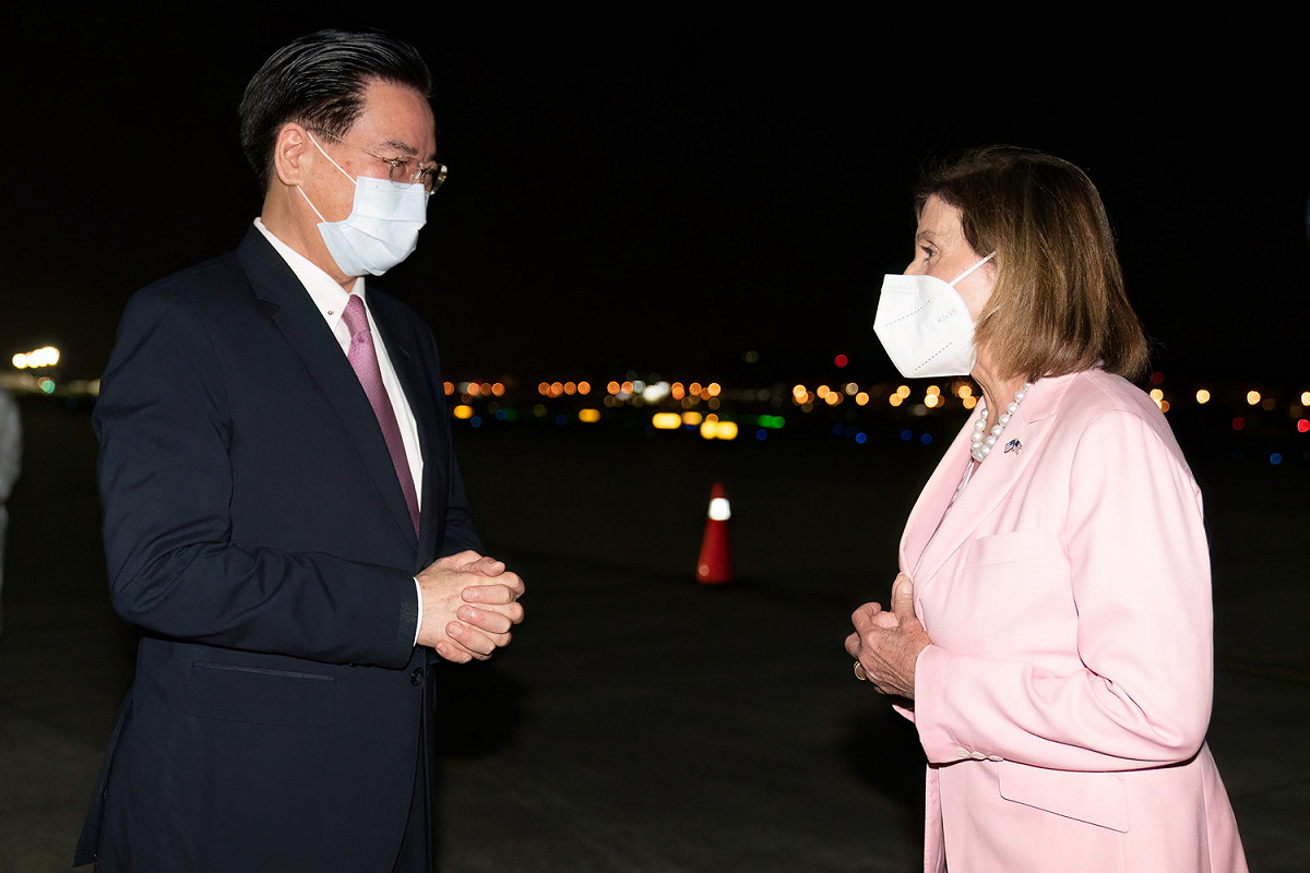 外交部長吳釗燮（左）到機場迎接美國聯邦眾議院議長裴洛西（右）。 圖：外交部提供