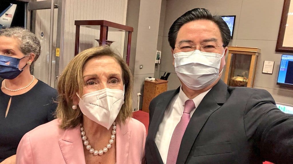 我外交部長吳釗燮（右起）２日深夜親自迎接來訪的美國眾議院議長裴洛西，美國在台協會孫曉雅也一同現身。 圖：翻攝外交部推特