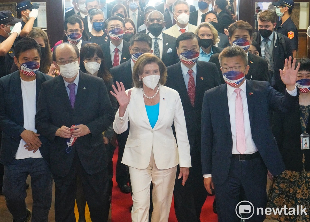 美國眾議長裴洛西（Nancy Pelosi）拜會立法院，由副院長蔡其昌率各黨團領導人親自到大門口迎接表達歡迎之意。 (資料照片) 圖：張良一/攝