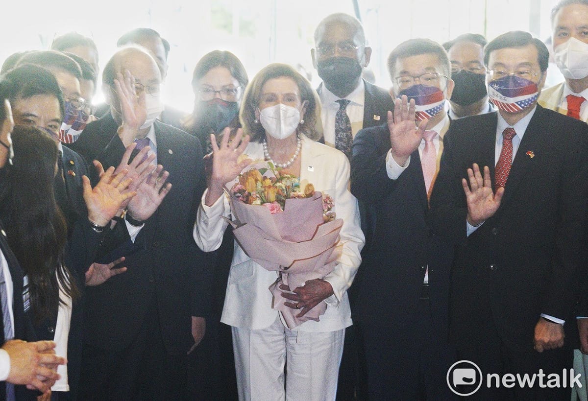 美國眾議長裴洛西（Nancy Pelosi）一早前往立法院，立法院長游錫堃因快篩仍為陽性，改由副院長蔡其昌代表，率四大黨團領導人接待歡迎。 圖：張良一/攝(資料照)