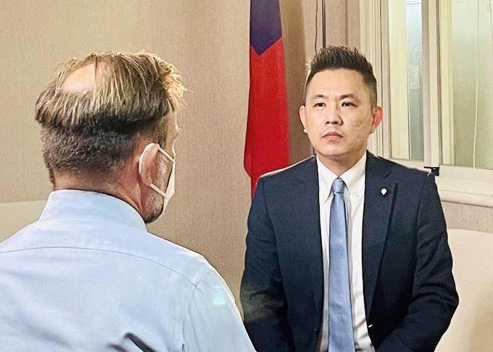 國民黨立委陳以信日前接受英國《英國廣播公司新聞》（BBC News）專訪。 圖：陳以信辦公室/提供