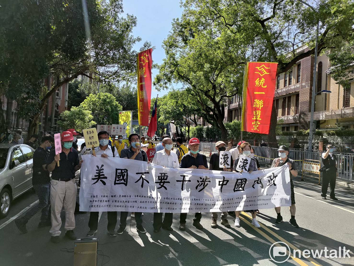 統派團體統一聯盟黨聚眾在立法院旁抗議。 圖：黃建豪/攝