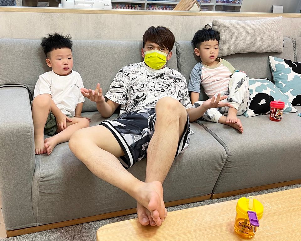 蔡阿嘎曬出與兒子隔離期間在家的生活照。