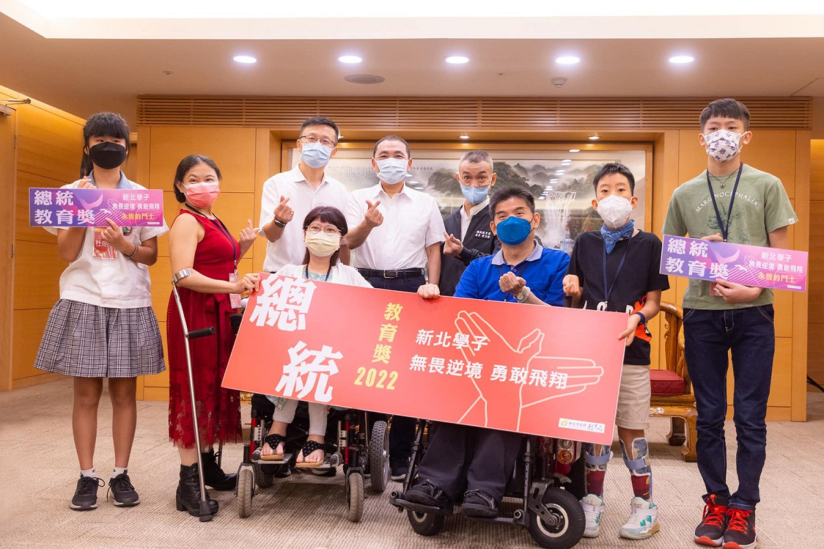 截至8月3日上午10時止，新北市長侯友宜（中）臉書最新發文是與獲得「2022總統教育獎」的學子合影。 圖：翻攝自侯友宜臉書