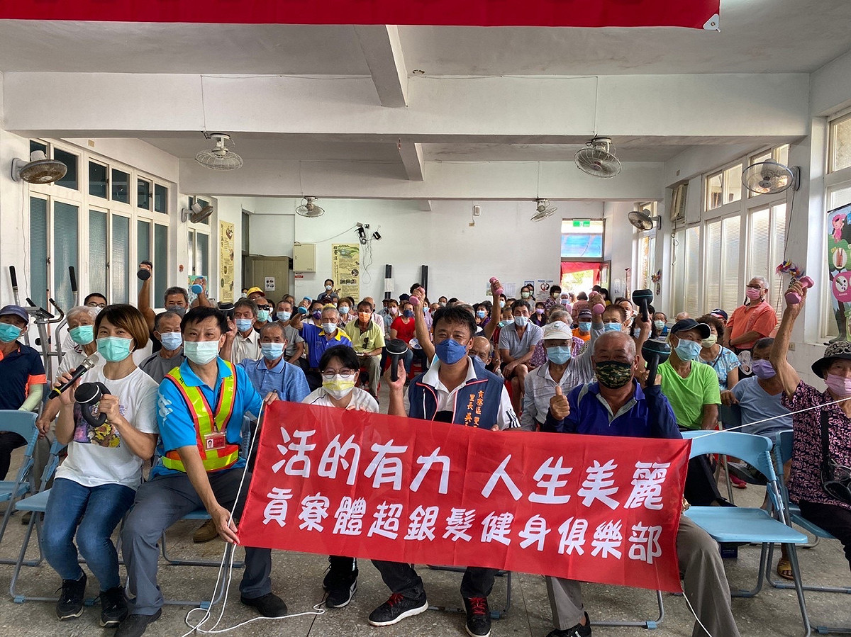 體超企業社於貢寮區雙玉社區之銀髮健身俱樂部，以標語為「活的有力，人生美麗！！」激勵學員獲得肯定。 圖：新北市衛生局提供