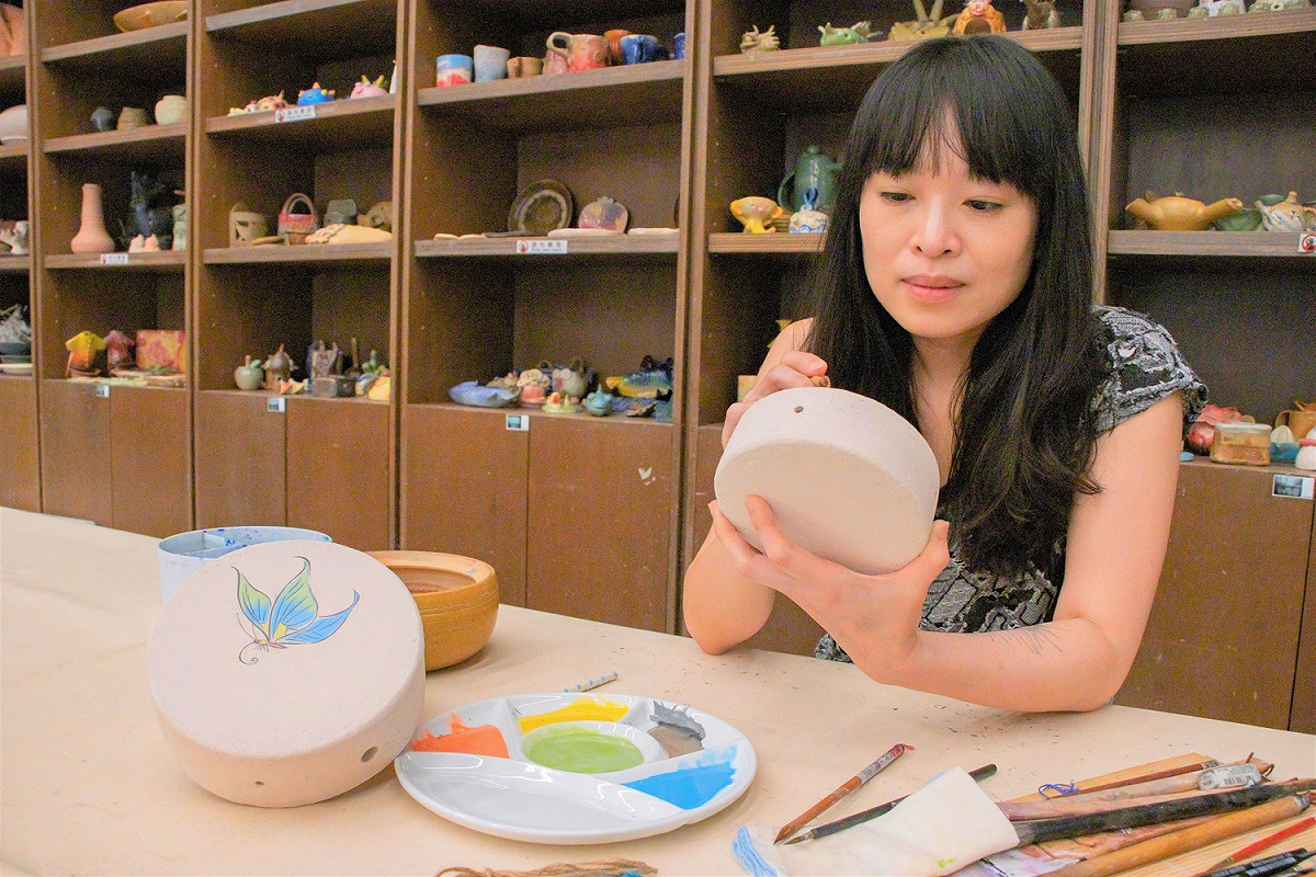 目前正在陶博館駐村創作的陶藝家蔡慧盈，帶來質感工作坊「叮叮咚咚轉魔術」，歡迎大家報名體驗彩繪陶片、陶珠，體驗上釉的趣味。 圖：鶯歌陶瓷博物館提供