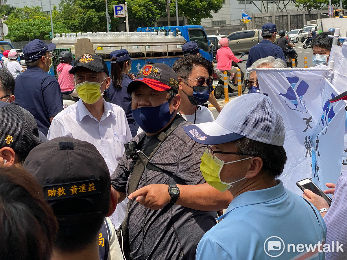 一名反年改退伍軍人團體「八百壯士」成員一度到場嗆聲。 圖：周煊惠 / 攝