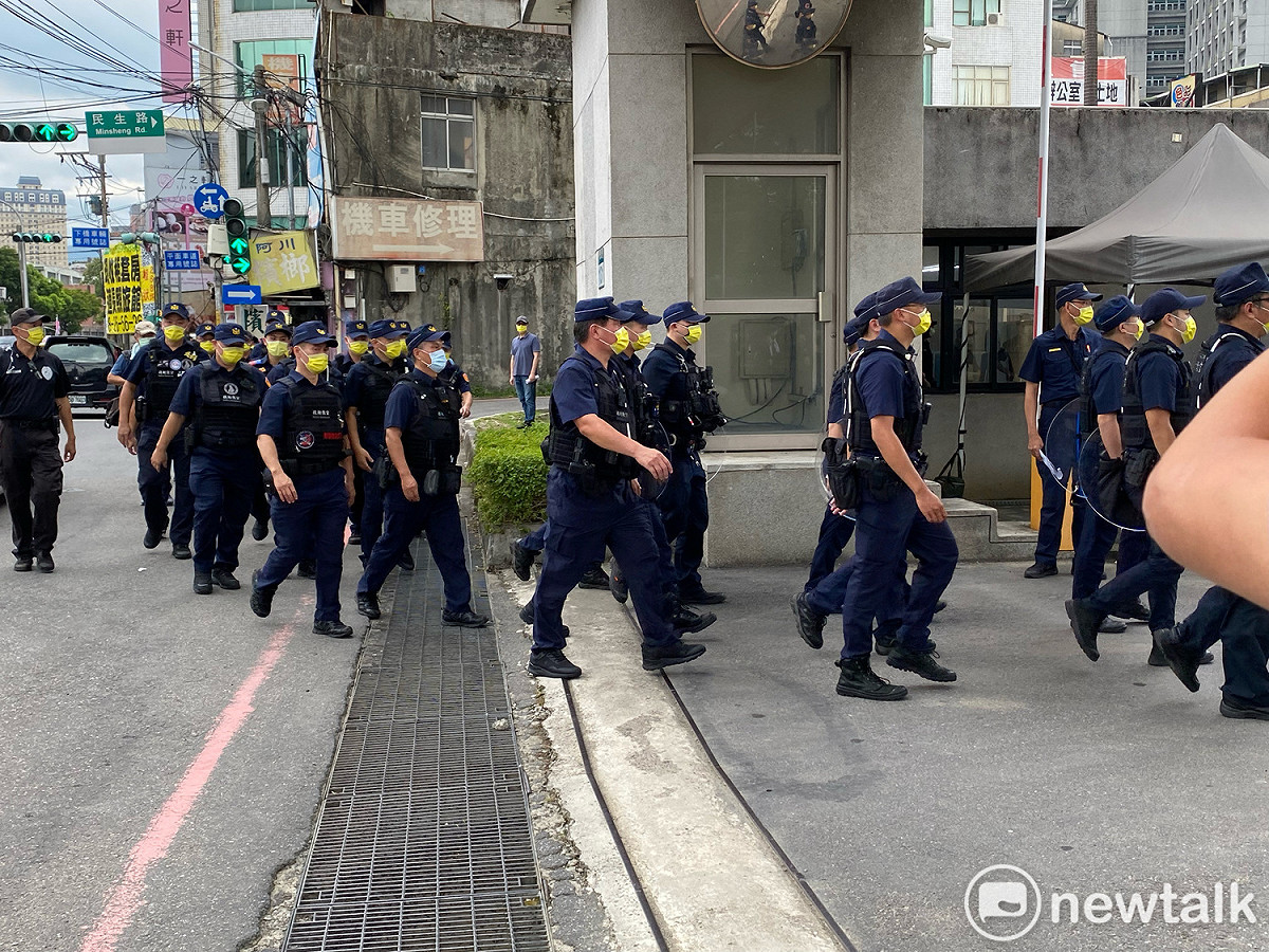 新北市政府派大批警力進駐白色恐怖景美紀念園區。 圖：周煊惠 / 攝