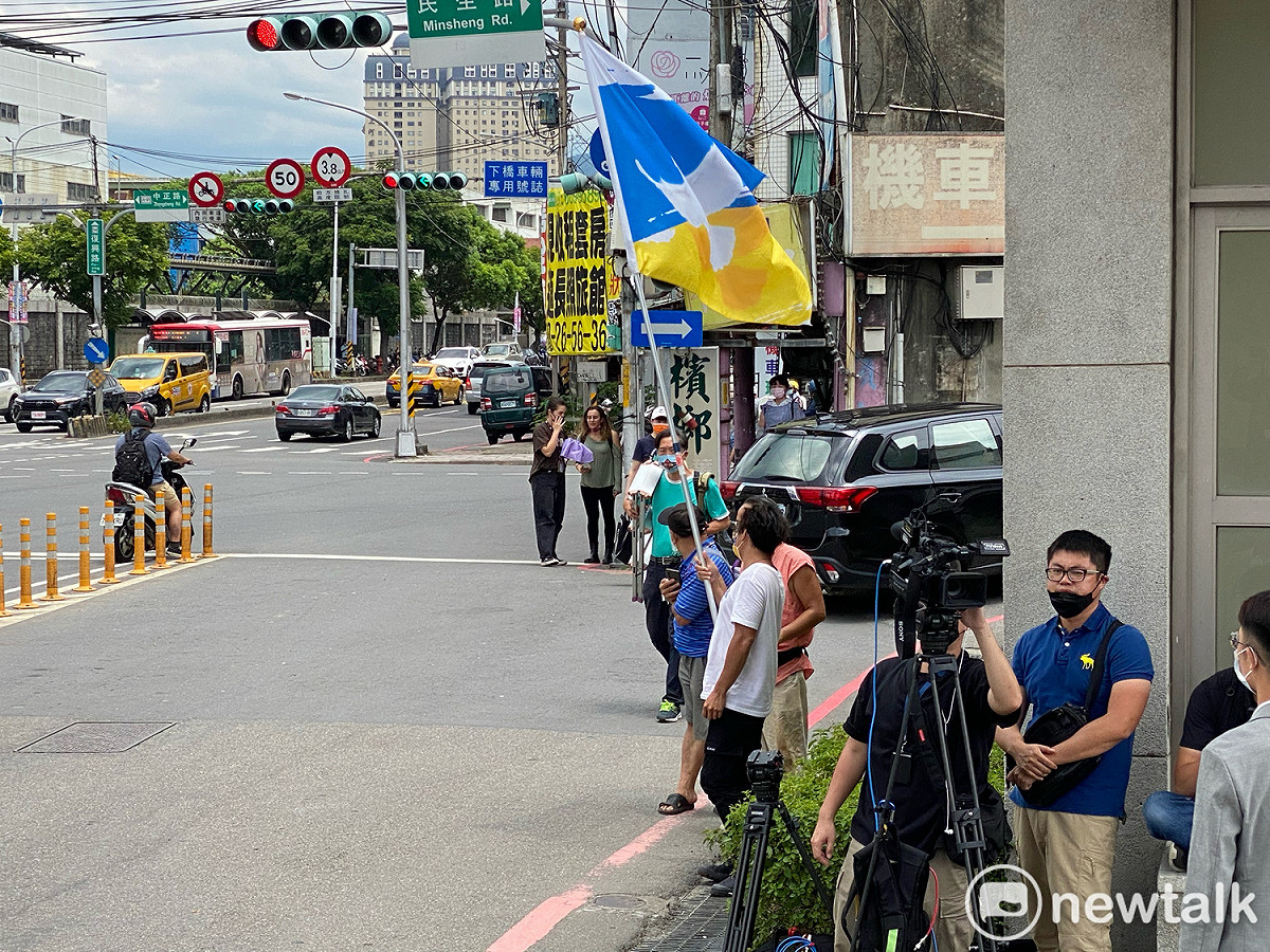 挺烏克蘭民眾到場揮舞旗幟。 圖：周煊惠 / 攝