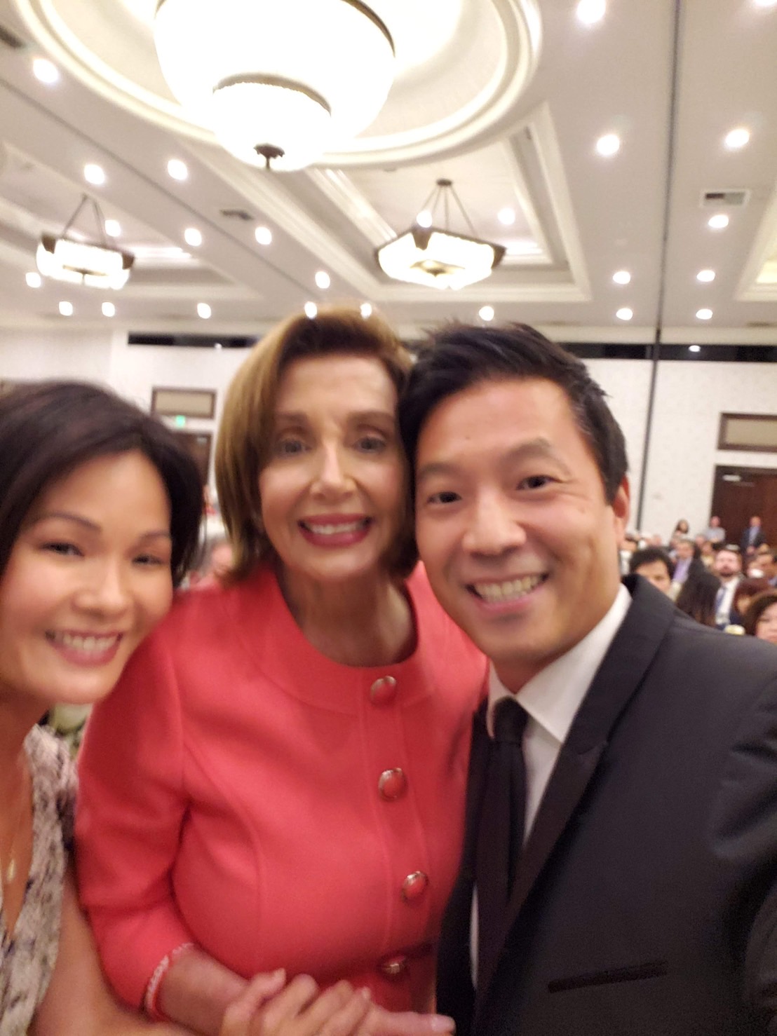 台裔百老匯演員、亞太自由婦女協會理事長楊黃美幸兒子楊呈偉（Welly Yang）先前曾為美國眾議院議長裴洛西（Nancy Pelosi）的募款餐會獻唱並合影留念。 圖：楊黃美幸提供