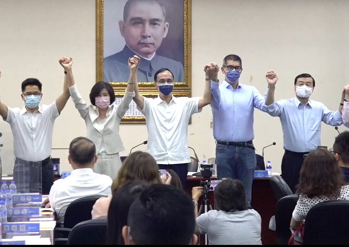 國民黨主席朱立倫正式徵招王育敏（左二）代表國民黨參選嘉義縣長。 圖：擷取自國民黨臉書