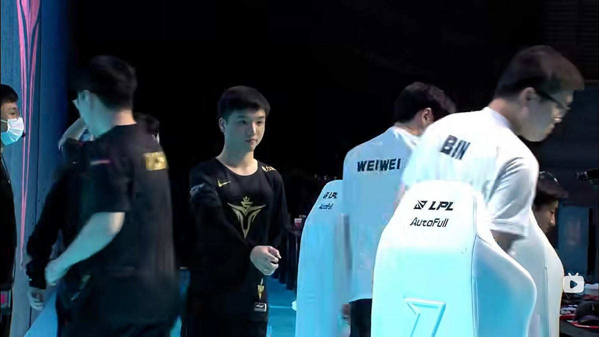 對方一名選手想與Bin握手，但Bin卻無視對方，選擇轉身收拾東西，讓場面一度陷入尷尬。