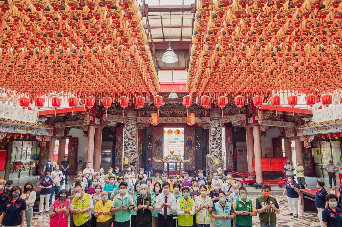 在立法委員吳琪銘、市議員彭成龍、廖宜琨、林銘仁、高敏慧團隊，以及市議員參選人高乃芸、曾進益、卓冠廷、彭一書團隊陪同下，林佳龍到土城五穀先帝廟參香。 圖：林佳龍競選辦公室提供