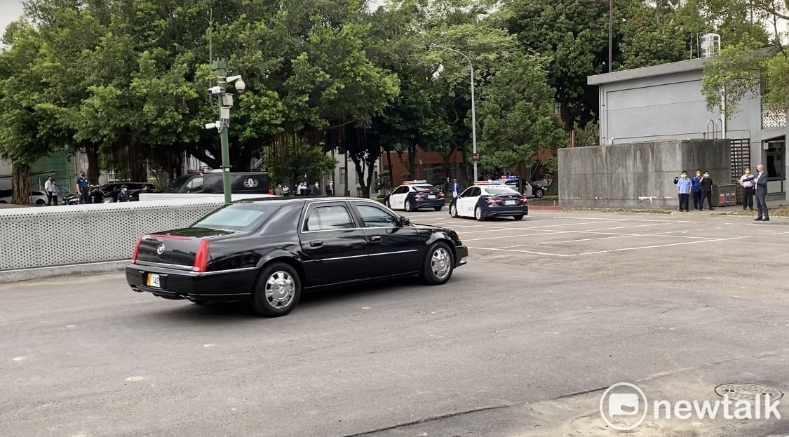 美國眾議院議長裴洛西搭乘凱迪拉克禮賓車抵達人權園區。 圖：周煊惠 / 攝