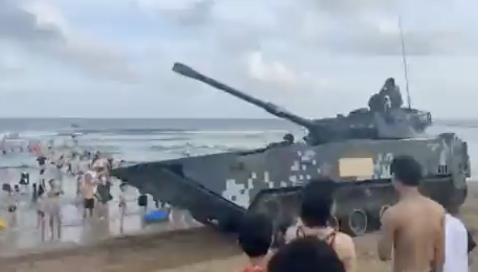 據網上多張照片顯示，近期成排解放軍坦克浩浩蕩蕩在廈門公路、港口，乃至滿是遊客的沙灘上集結。 圖：擷自推特