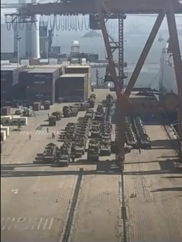 有網友在廈門港口拍到大批解放軍坦克集結。 圖：擷自推特