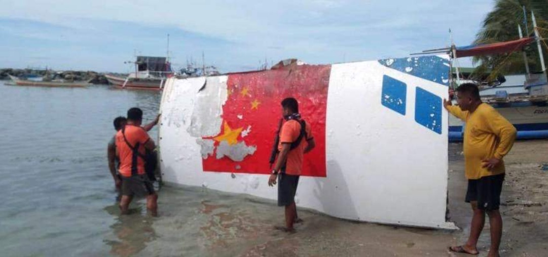 菲律賓海岸警衛隊8月2日公布照片，指稱在蘇祿海(Sulu Sea)北端的民都洛島(Mindoro)海岸，有漁民打撈起一塊長3公尺、寬2公尺，重達100公斤的火箭殘骸。依外觀圖樣、文字研判，可能是中國在7月24日發射的「長征5-B」運載火箭 圖：翻攝菲律賓海岸警衛隊官網