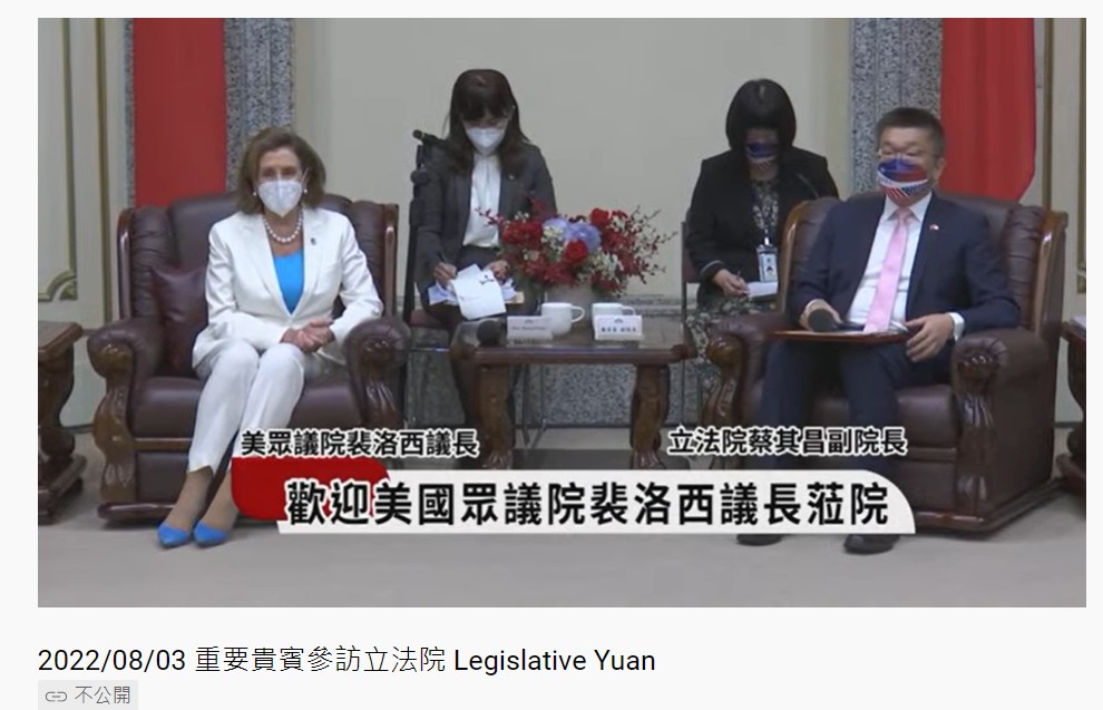 裴洛西的口譯人員(左二)引發網友注意。 圖：立法院提供