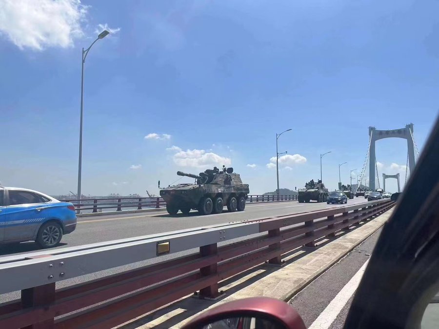 解放軍宣布在台周邊共 6 個海域進行為期4天的「重要軍事演訓行動」，陸續有網友於廈門等地目睹坦克集結的場景。