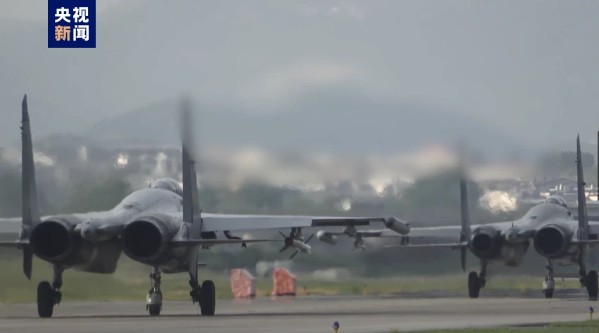 解放軍東部戰區空軍出動預警機、殲-20 戰鬥機和轟炸機等多型先進戰機，到多空域執行任務，開展預警指揮、干擾壓制、兵力進壓等。