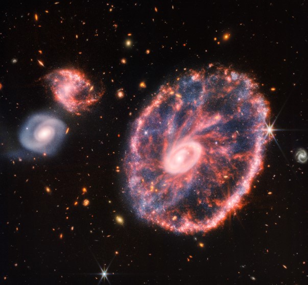 NASA透過韋伯太空望遠鏡觀察到車輪星系。 圖：翻攝自NASA官網