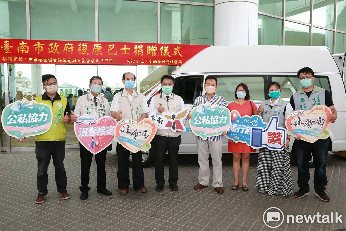 中華茶業協會副會長楊政龍號召家庭成員，以其經營之普勝商社名義捐贈1輛200萬元高頂復康巴士，並加碼捐贈10萬元社會救助金，運用於失能弱勢身心障礙者照顧安置服務計畫使用。社會局今日舉行捐贈儀式，由黃偉哲回贈感謝狀推舉其善行。 圖：黃博郎／攝