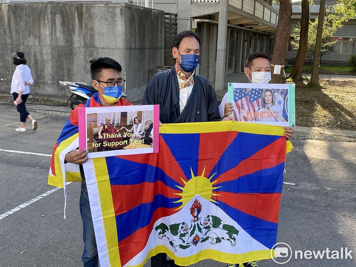 長期關注西藏人權的達賴喇嘛西藏宗教基金會董事長格桑堅參（中）等人。 圖：周煊惠 / 攝