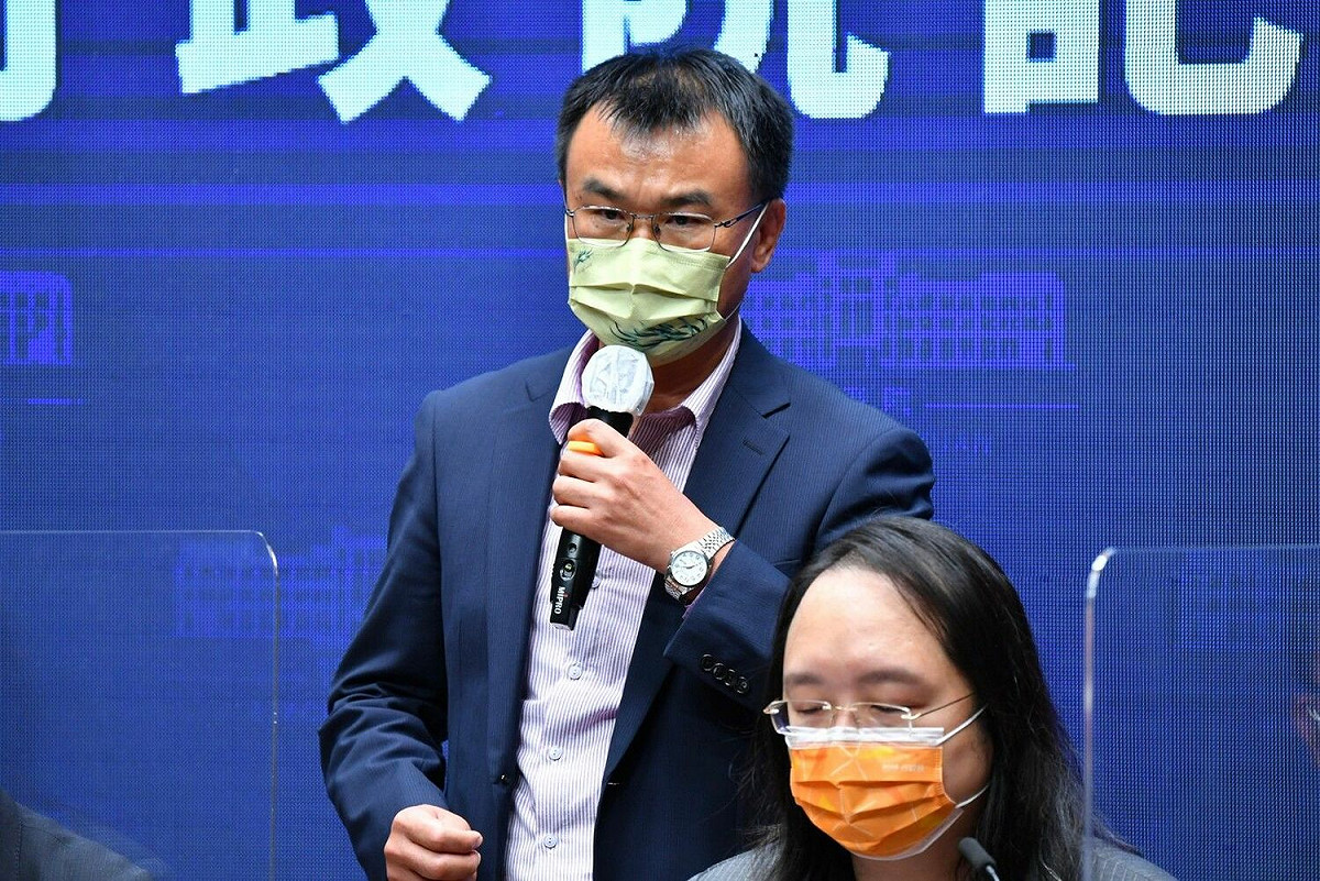中國昨無預警宣布，暫停我國柑橘類水果、冰鮮白帶魚及冷凍竹筴魚輸入。農委會主委陳吉仲在臉書上發表六大應對策略， 其中不排除訴諸WTO。 圖：行政院提供