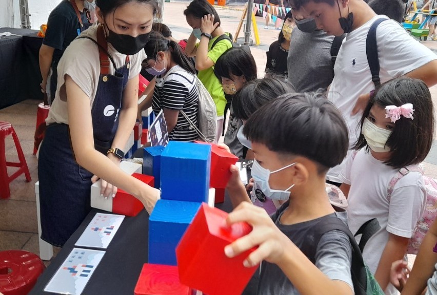 東山國小學童體驗「小小建築師的火箭挑戰」。 圖：新北市文化局提供