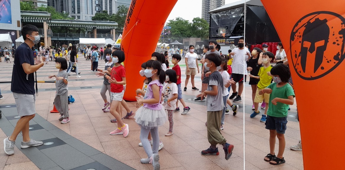 2022新北市兒童藝術節攜手公益，與遠雄文教公益基金會特別邀請東山國小學童體驗斯巴達小勇士賽。 圖：新北市文化局提供