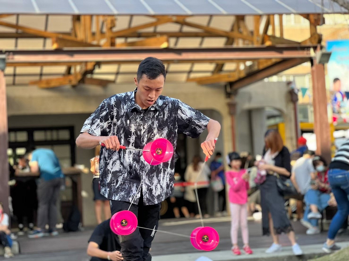 2022「Just FUN 新北」街頭文化節將有街頭藝人大匯演，圖為街頭藝人高空扯鈴表演。 圖：新北市文化局提供