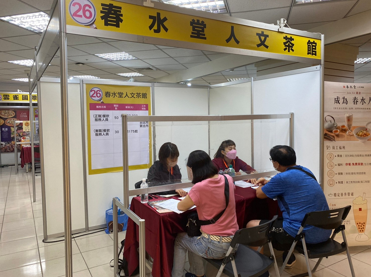 因應暑假假旅宿商機需求，活動現場特別規劃餐飲服務專區，提供有意加入餐飲產業民眾。 圖：新北市就服處提供
