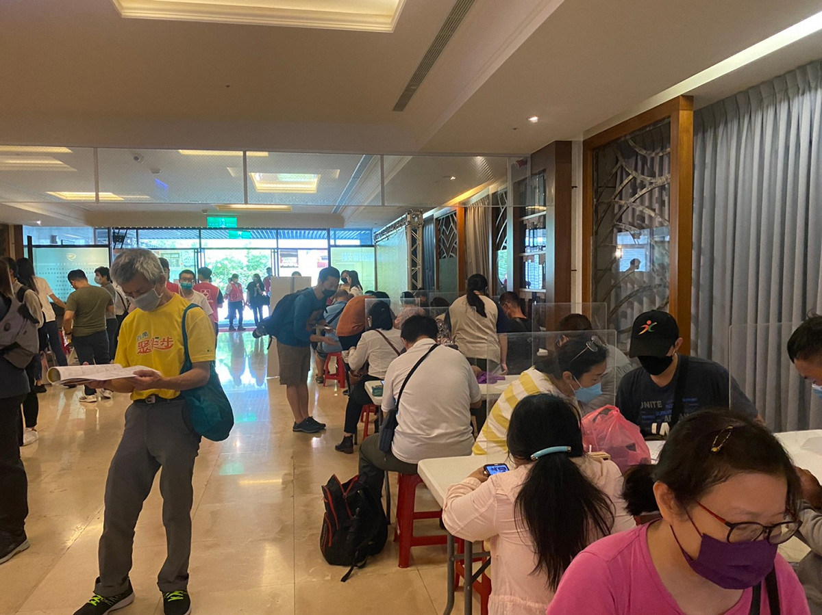 新北今日舉辦下半年第2場大型徵才，邀40家廠商釋出近2500職缺，媒合率近4成。 圖：新北市就服處提供