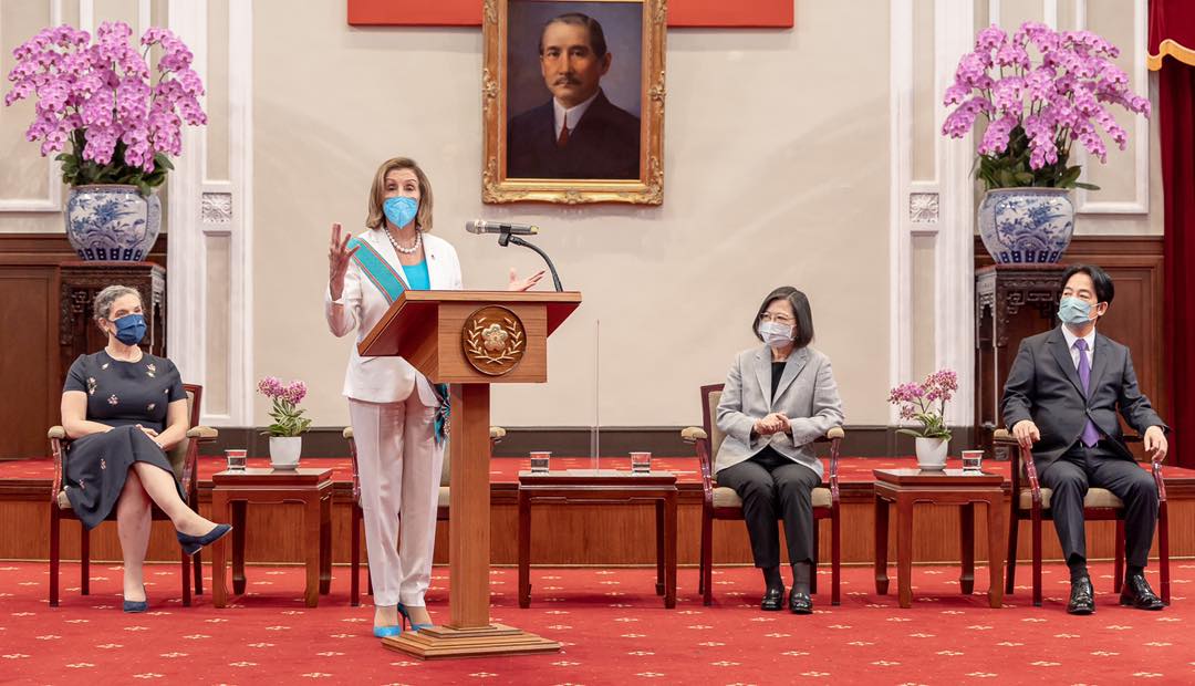 美國眾議院議長裴洛西 (中站立者) 訪台，總統蔡英文接見。