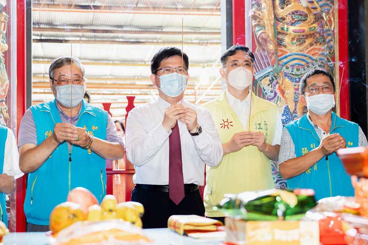 林佳龍上午前往永和保福宮參拜保生大帝。 圖：林佳龍競選辦公室提供