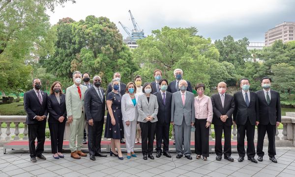 美國眾議院議長裴洛西訪台，總統蔡英文、副總統賴清德和行政院長蘇貞昌昨（3）天中午在台北賓館設宴款待。（資料照片） 圖：擷自蔡英文臉書粉專