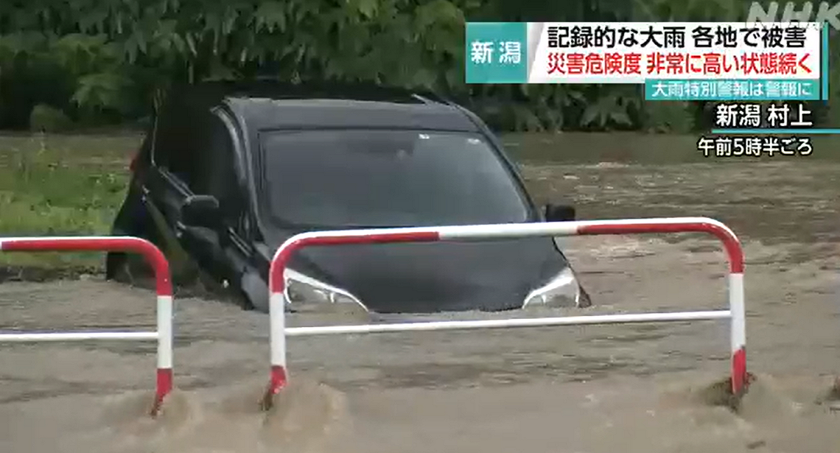 日本山形縣及新潟縣遭受大雨侵襲，多輛車子泡水。 圖: 翻攝自《日本放送協會》( NHK）新聞畫面