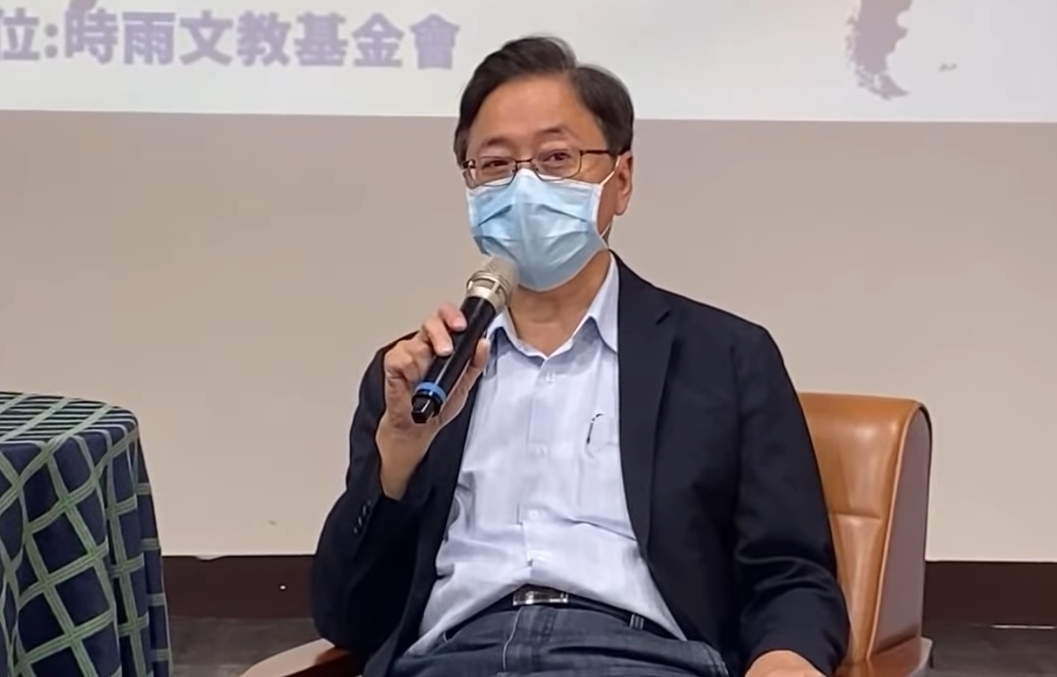 張善政2021受邀出席「兩岸關係與國際政經情勢之展望」論壇，發表「兩岸科技發展的競合」報告。 圖：截圖自《歷史哥生活HistoryBro Life》YT頻道